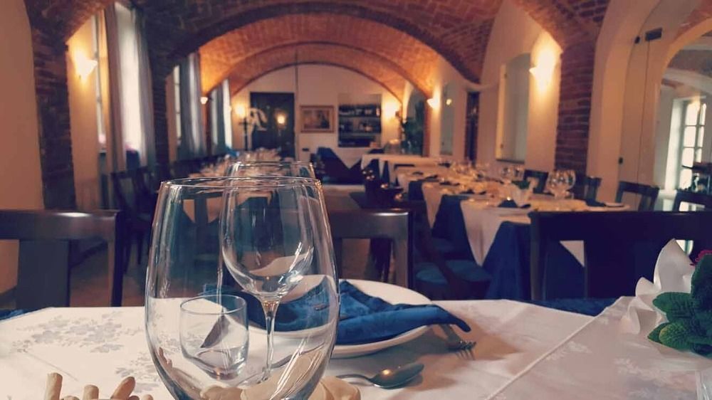 La Regibussa - Hotel Ristorante Асти Экстерьер фото